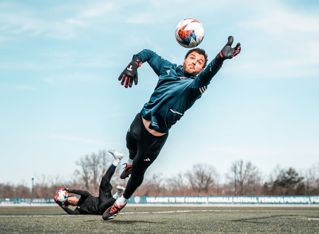 Torhüter beim Fangen eines Balls während dem Torwarttraining.
